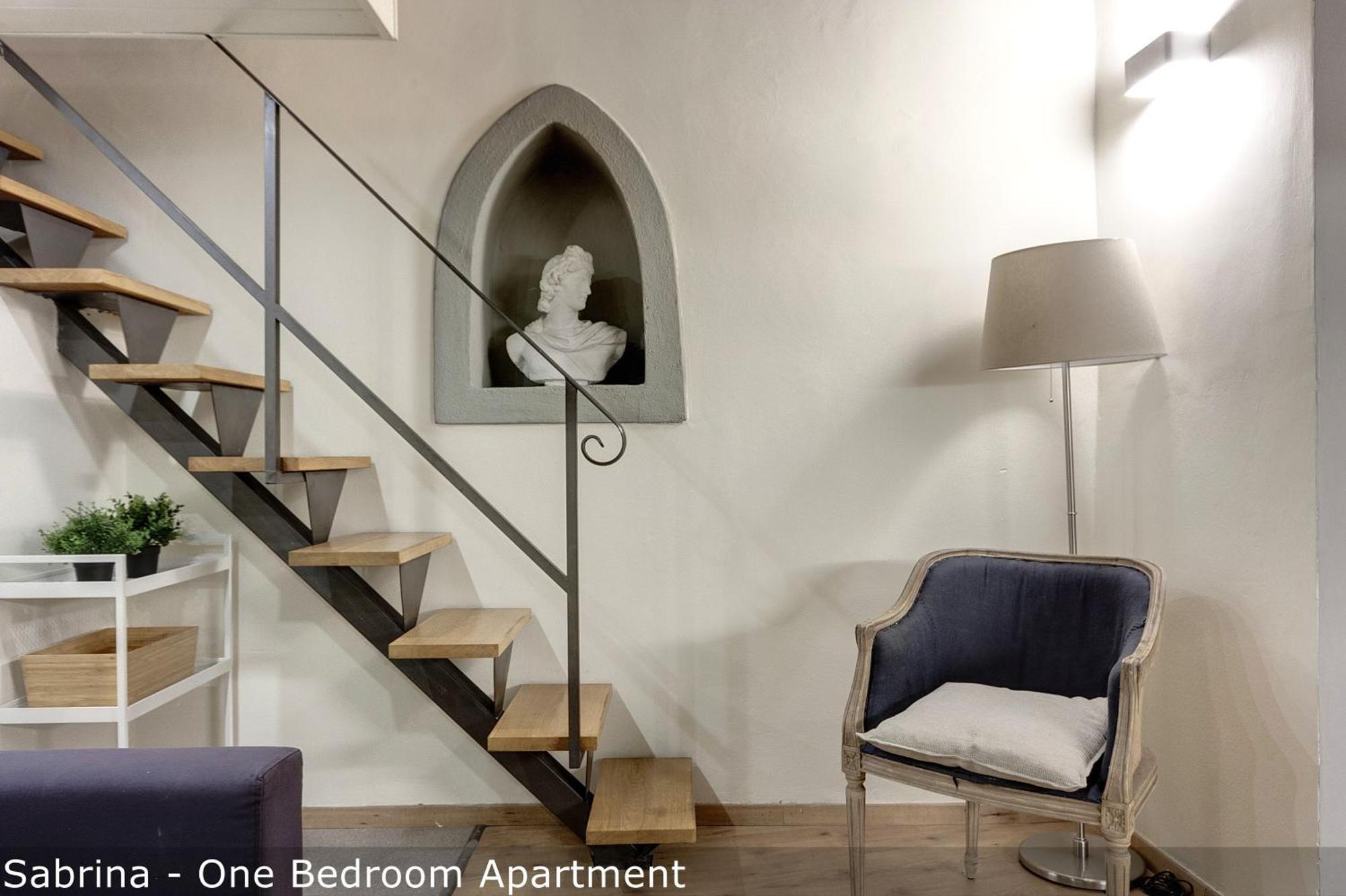 Apartment Charlie's By Mamo Florenz